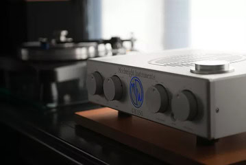 High-end ModWright phono stage for superior sound quality.